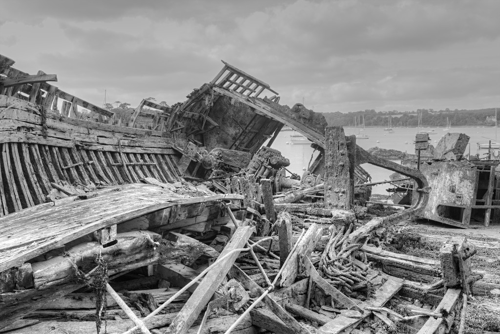 HDR Cimetiere a bateaux B&W scheepskerkhof scheepswrakken scheepswrak urbex quelmer rance bretagne frankrijk kerkhof schip schepen boot boten graffiti strand zwart wit foto